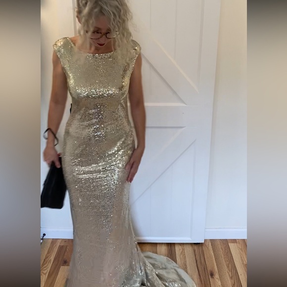 Beautiful gold‎ sequin dress w/train - Picture 3 of 13